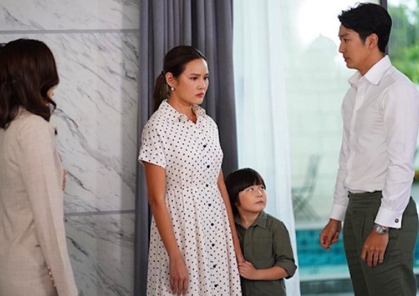 Gửi con cho chị chồng cũ để đi làm, lúc đón con về, mở túi ra mà tôi ngỡ ngàng với thứ chị ấy giấu bên trong