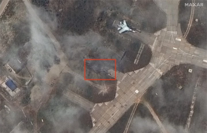 Hình ảnh chiếc máy bay nghi là Su-27 bị phá hủy ở căn cứ không quân Belbek. (Ảnh: Maxar)