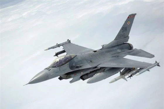 Tiêm kích F-16 do Đan Mạch viện trợ Ukraine chuẩn bị tham chiến.