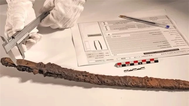 Tìm thấy thanh kiếm quý hiếm hơn 1.000 năm tuổi ảnh 1