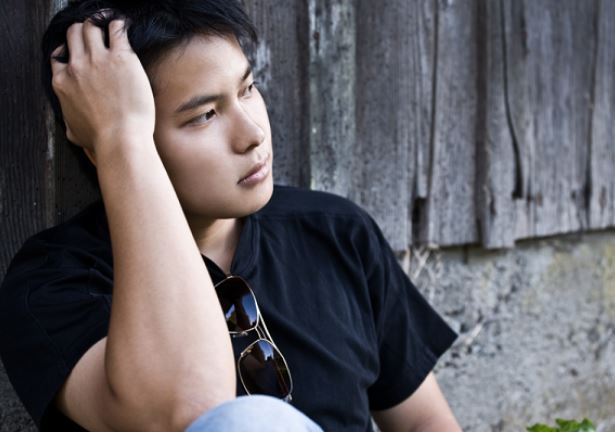 Bạn trai ở trọ mà ngày mùng một nào cũng thấy phảng phất mùi nhang khói, tôi lạnh người khi phát hiện bí mật trên gác xép