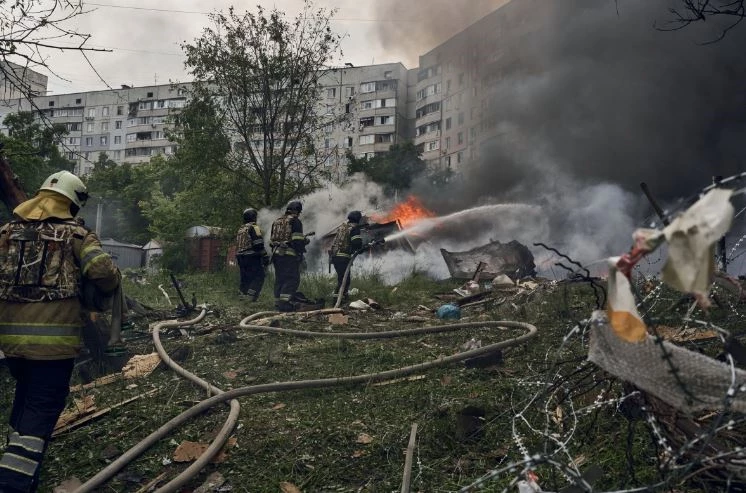 Lực lượng cứu hộ dập tắt đám cháy sau cuộc không kích của Nga gần Kharkov, Ukraine. Ảnh: Getty Images