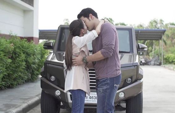 Dẫn bạn trai đến buổi họp lớp, cô bạn lớp trưởng lao đến hôn anh khiến tôi và mọi người tròn xoe mắt không hiểu chuyện gì đang xảy ra