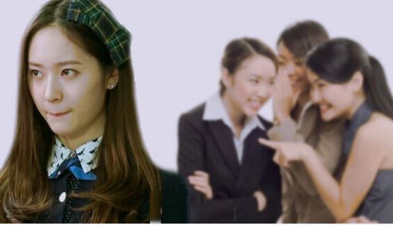 Đi cùng người yêu đến buổi họp lớp, không ngờ em bị bạn bè anh chê bai thẳng mặt, đã ức rồi mà phản ứng của bạn trai càng khiến em thêm nhục