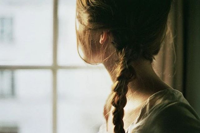 Đi đón bạn, tôi điếng người khi thấy bóng dáng mẹ chồng tương lai đứng ngay trước sảnh khách sạn