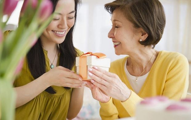 Chàng trai lên mạng than thở chuyện muốn bạn gái mua hàng hiệu tặng mẹ nhưng cô nàng không chịu, đây là câu trả lời cực "chất" của nữ CEO