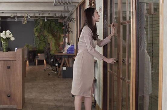 Ngày đầu về làm dâu, mẹ chồng ném cho tôi một cái chăn mỏng rồi nhốt ở ngoài cả đêm, sự thật phía sau lại không hề tình cờ như lời bà nói