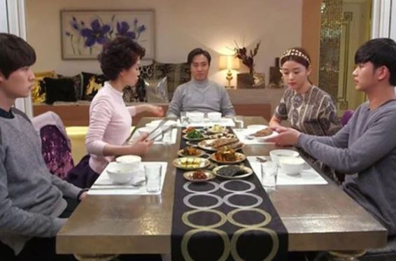 Ra mắt gia đình bạn trai, mẹ anh nhìn tôi một hồi rồi đưa ra điều kiện kết hôn khiến tôi ngỡ ngàng, bấn loạn