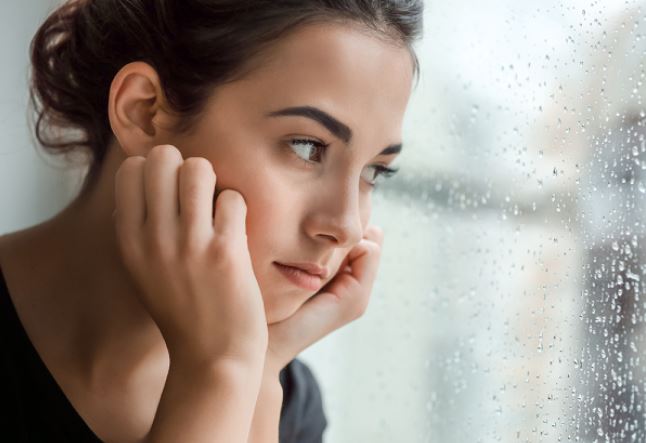 Vừa bảo góp tiền đưa mẹ đi viện chữa bệnh, các anh chị chồng liền họp gia đình rồi đưa ra phương án khiến vợ chồng tôi phải trân mắt nhìn nhau