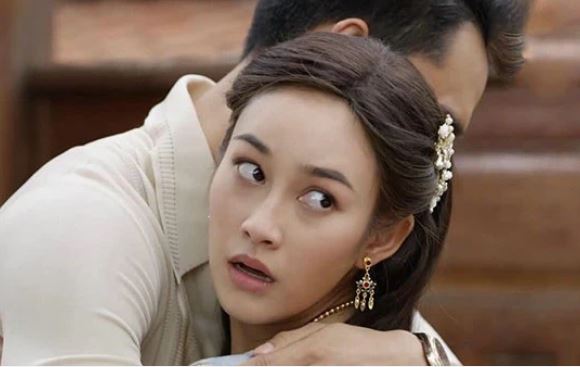 Vừa bước ra khỏi nhà nghỉ, tôi thấy mẹ chồng sấn sổ cầm giỏ trứng đi tới ném thẳng vào mặt con trai mình