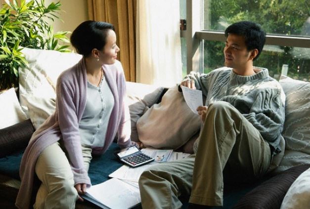 Vừa thấy tôi từ chối chuyện cưới xin, mẹ bạn trai hớn hở rút ngay điện thoại ra gọi cho con trai rồi cả tối đó nhắn tin nhắc nhở tôi giữ vững lập trường