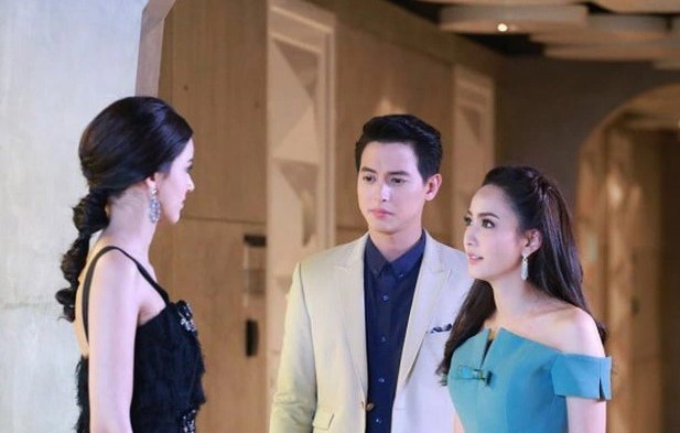 Nhận một cây vàng của tôi trong ngày tái hôn, chồng cũ tái mặt, ôm hết tiền mừng cưới đưa cho tôi