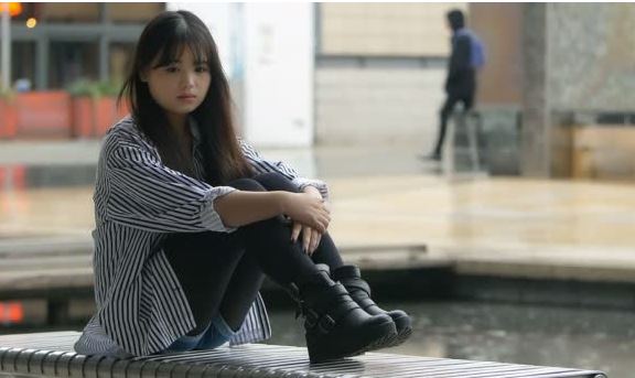 Bạn trai tới chơi mà thím dâu cứ ngồi cạnh khóe, tôi giận dữ chưa kịp nói lại thì đã phải sốc trước phản ứng của bố mẹ và bà nội