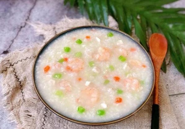 Đối với bữa sáng, bạn hãy nấu món cháo cần tây, tôm và thịt gà, vừa giàu dinh dưỡng lại dễ làm