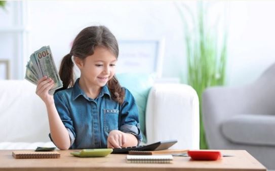 Dạy con trẻ cách sử dụng đồng tiền để chia sẻ gánh nặng với bố mẹ.