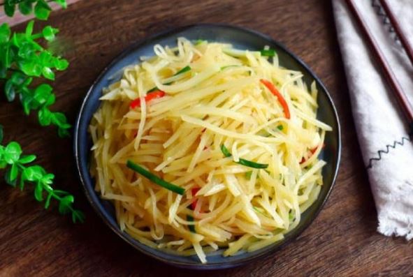 Xào khoai tây nên thái lát hay thái sợi mới không nát? Đầu bếp mách bước này, món khoai tây xào vừa dẻo vừa ngon lại bổ dưỡng