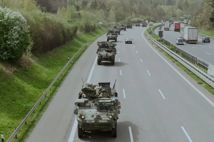 Đoàn xe quân sự di chuyển từ Ba Lan tới Đức trong cuộc tập trận của NATO. Ảnh: NY Times