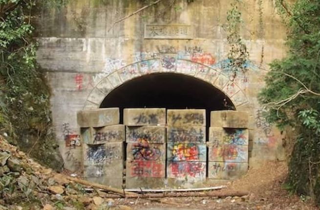 V&#xE9;n m&#xE0;n ng&#xF4;i l&#xE0;ng &#x27;b&#x1ECB; nguy&#x1EC1;n r&#x1EE7;a&#x27; kh&#xF4;ng c&#xF3; tr&#xEA;n b&#x1EA3;n &#x111;&#x1ED3; t&#x1EA1;i Nh&#x1EAD;t B&#x1EA3;n, ai &#x111;i l&#x1EA1;c v&#xE0;o v&#x129;nh vi&#x1EC5;n kh&#xF4;ng th&#x1EC3; tr&#x1EDF; ra