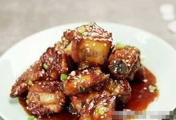 Để làm món sườn xào chua ngọt, bạn phải lưu ý tỉ lệ nước sốt chua ngọt vừa đủ thì sườn mới mềm thơm, chua chua ngọt ngọt mới ngon