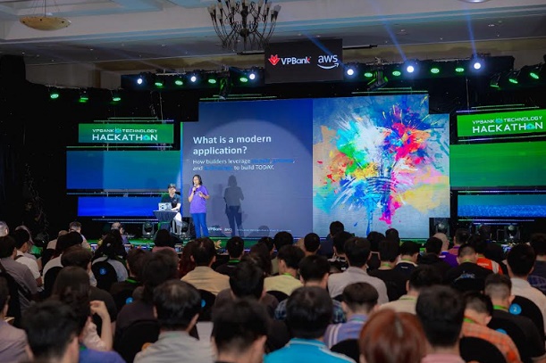 Gần 600 thí sinh tham gia VPBank Technology Hackathon 2024
