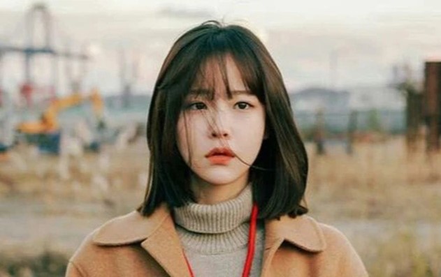 Đến thăm bố mẹ chồng cũ, họ đưa tôi thùng sữa đem về cho cháu nhưng vừa mở ra, tôi đã ngây ngốc