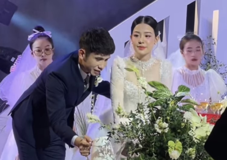 Hé lộ hình ảnh đầu tiên trong đám cưới Hồng Duy và vợ thạc sỹ: Cô dâu xinh đẹp xúc động nắm tay chú rể bước vào lễ đường