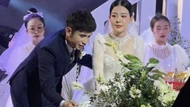 Hé lộ hình ảnh đầu tiên trong đám cưới Hồng Duy và vợ thạc sỹ: Cô dâu xinh đẹp xúc động nắm tay chú rể bước vào lễ đường