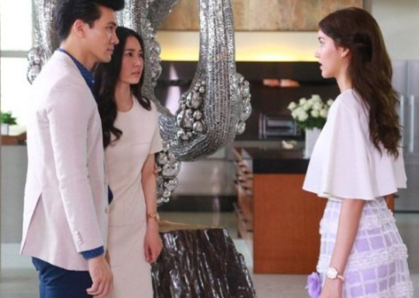 Đưa con gái đi mua sắm vô tình gặp mẹ chồng cũ, bà dúi vàng vào tay con bé khiến tôi hốt hoảng