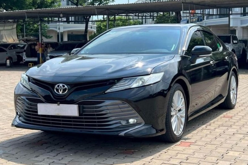 Lăn bánh 4 năm, Toyota Camry chạy lướt rao bán lại với giá rẻ không ngờ