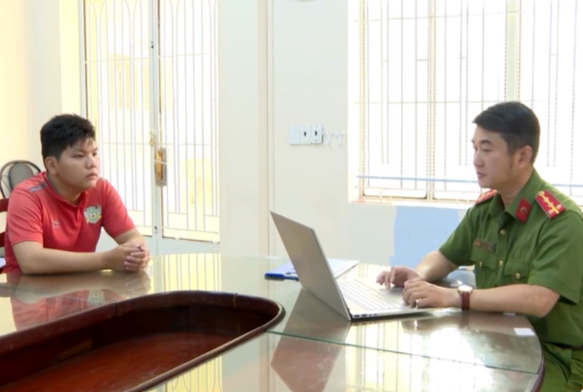 Giả danh Cảnh sát hình sự cưỡng đoạt tài sản người đi đường