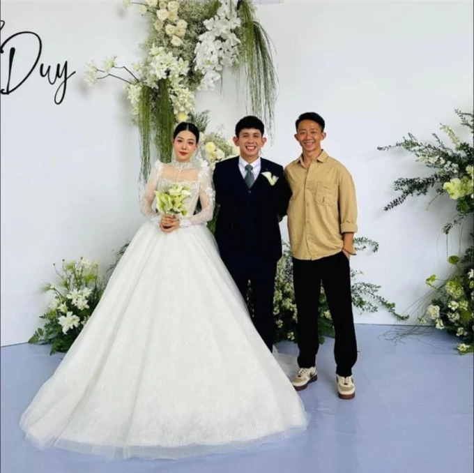 Đám cưới tại Gia Lai của cặp đôi chỉ có những đồng đội đang thi đấu cho HAGL. Các đồng đội khách được tiền vệ này mời dự đám cưới tại Bình Phước ngày 28/5