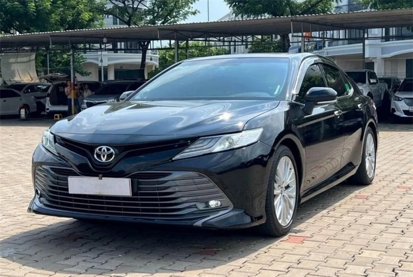 Lăn bánh 4 năm, Toyota Camry chạy lướt rao bán lại với giá rẻ không ngờ 465228