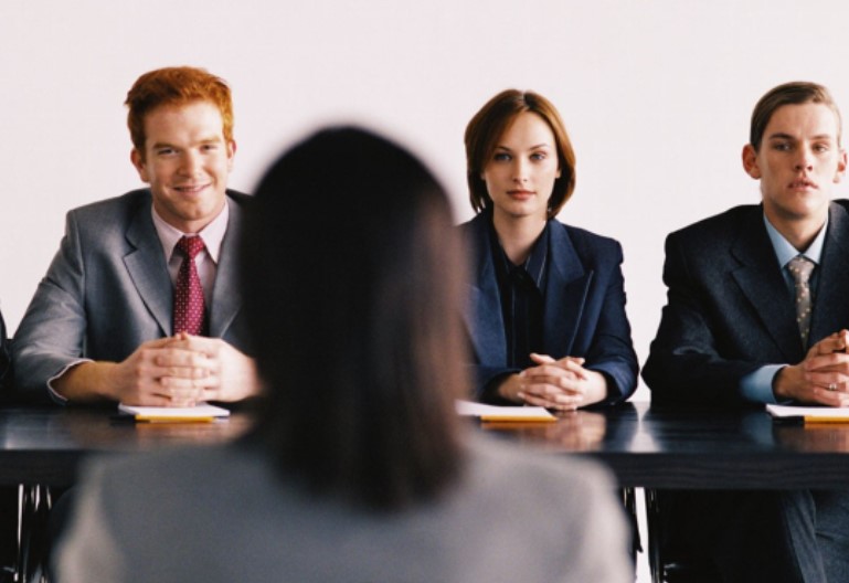 Sếp nữ hỏi: "Thấy 9 cuộc gọi nhỡ từ tôi và vợ, bạn gọi lại cho ai trước?", nam ứng viên EQ cao trả lời khiến HR đứng hình