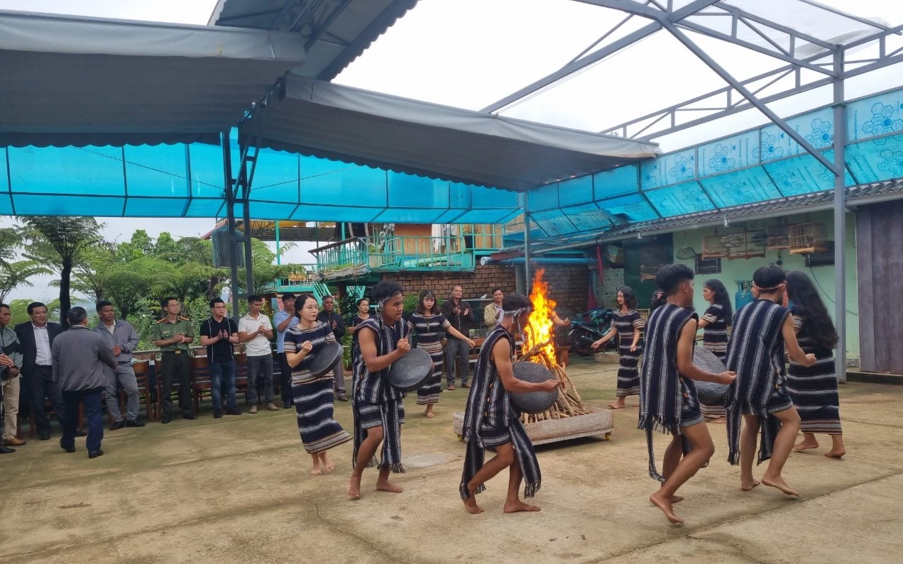 bảo tồn và phát huy văn hóa truyền thống gắn với phát triển du lịch và các hoạt động phát triển kinh tế - xã hội