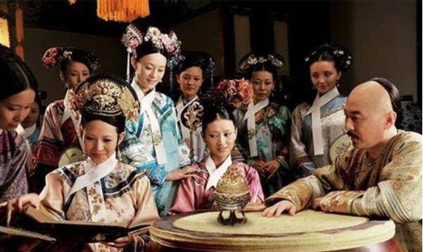 Tại sao các hoàng đế thời xưa không để các phi tần trên 50 tuổi hầu hạ trên giường? Lý do là rất thực tế