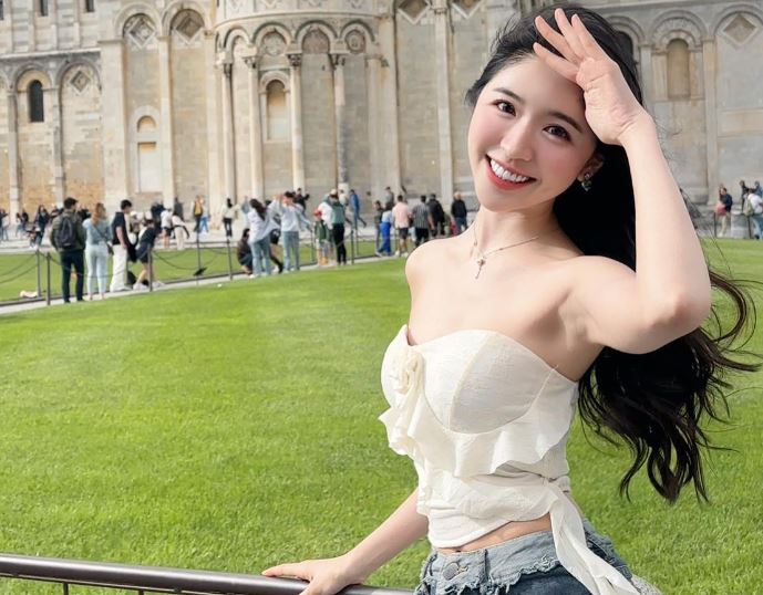 Ngắm nụ cười 'tỏa nắng' của hot girl có 1,2 triệu fan