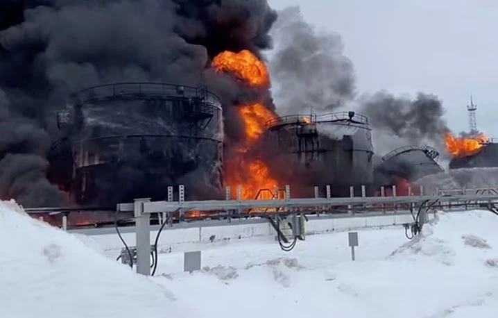 Một cơ sở dầu Nga bốc cháy do bị UAV Ukraine tấn công. Ảnh: Bộ Tình trạng khẩn cấp Nga.