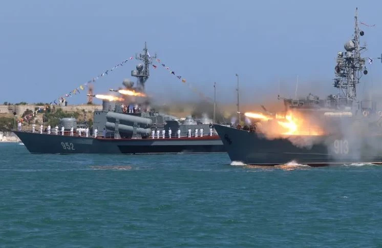 Tàu quét mìn Kovrovets của Hải quân Nga bắn tên lửa. Ảnh: Reuters