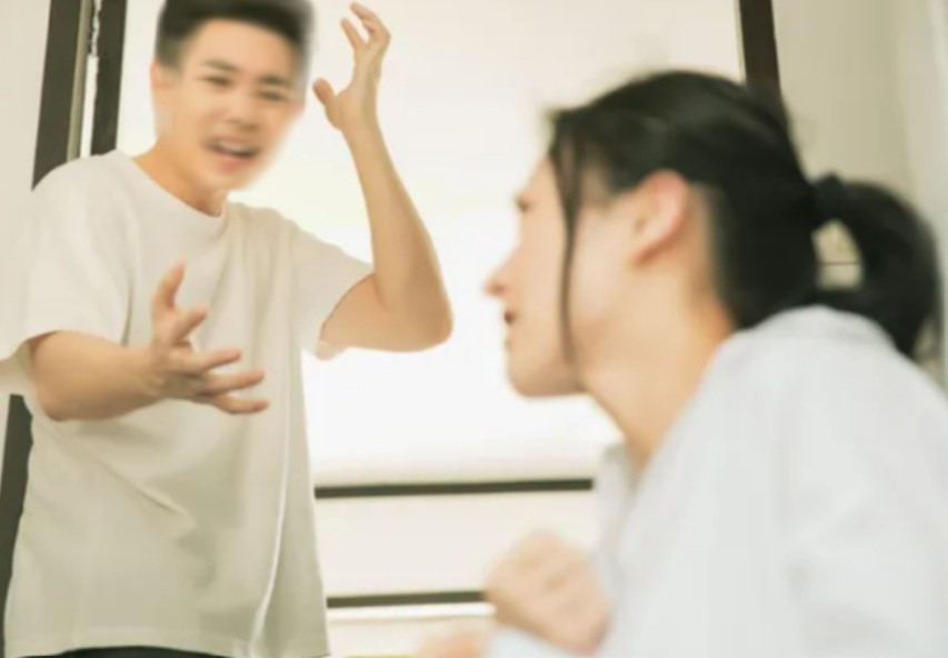 Chồng không muốn vợ mặc đẹp khi đi họp lớp, tưởng anh ghen hóa ra nguyên nhân lại bất ngờ hơn: Hệ quả của xuất thân nghèo khó