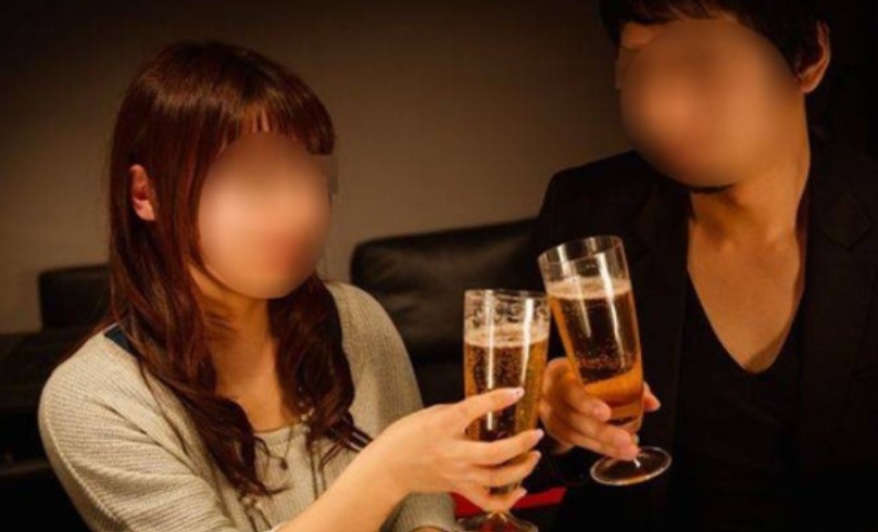 Gặp lại sếp cũ ở quán nhậu, sau một đêm, tôi đổi vận nhờ mảnh giấy nhỏ rơi ra từ túi xách