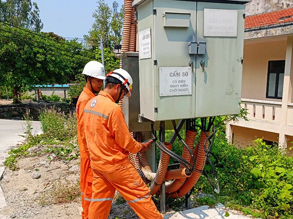 Đội quản lý điện tổng hợp Tân Hiệp thường xuyên kiểm tra, bảo đảm vận hành an toàn lưới điện trên đảo Cù Lao Chàm (Ảnh do EVNCPC cung cấp).