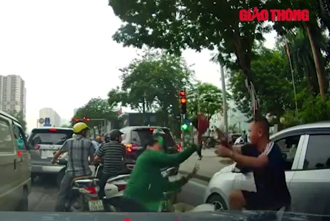 Clip: Bị nhắc nhở, nam tài xế hùng hổ “tung cước” đánh phụ nữ