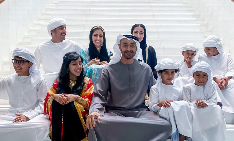 Khối tài sản khổng lồ với hàng trăm ô tô, du thuyền của gia tộc giàu nhất thế giới