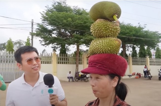 Kỳ lạ người phụ nữ đội mọi thứ lên đầu, muốn "tuyển vợ" cho con trai, khẳng định thương con dâu như con ruột