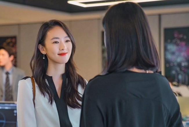 Ly hôn 3 năm, em chồng cũ đột ngột hẹn gặp rồi đưa tôi cuốn sổ tiết kiệm hơn 1 tỷ cùng một thông tin bất ngờ