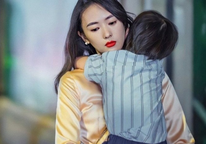 Ly hôn, tôi đưa con cho chồng cũ nuôi, qua 3 năm cầm 2 tỷ đến đón bé nhưng câu hỏi của con lại khiến tôi tê tái