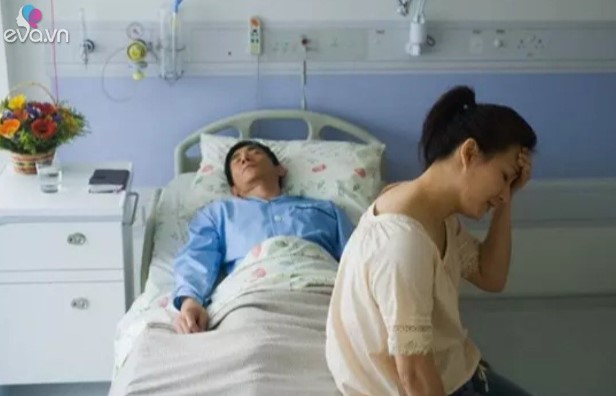 Vào viện thăm chồng cũ bị bệnh nặng, tôi bất ngờ gặp mẹ anh ấy để rồi bẽ bàng với tập giấy bà đưa