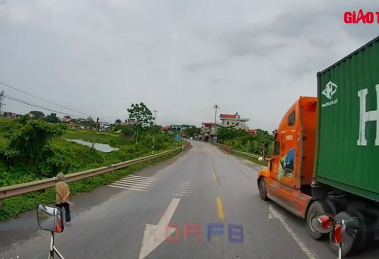 Clip: Dân mạng phẫn nộ tài xế không nhường đường, suýt đâm vào cụ già đi bộ qua đường