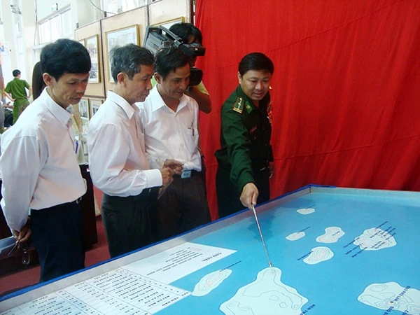 Cán bộ và nhân dân Đà Nẵng tìm hiểu về quần đảo Hoàng Sa.