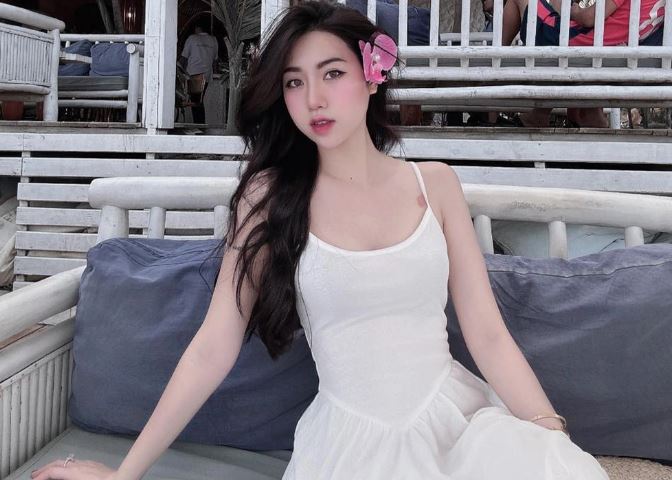 Em gái cầu thủ Văn Toàn: Xinh đẹp, gợi cảm và có cuộc sống sang chảnh